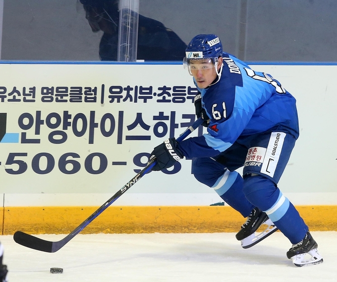 HL 안양은 28일과 29일 안양 아이스링크에서 열린 2023~2024 아시아리그 아이스하키 정규리그 도호쿠 프리블레이즈와 9차전과 10차전 홈경기에서 각각 5-2와 3-2으로 승리하며 4연승을 기록했다. 사진은 HL 안양 베테랑 디펜스 이돈구. (사진=HL 안양 제공)