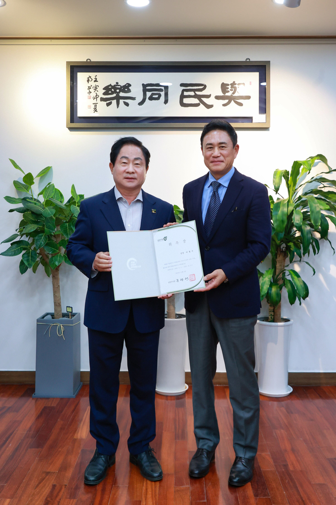 주광덕 남양주시장이 이철우 전 의장을 특별보좌관으로 위촉했다. (사진=남양주시 제공)