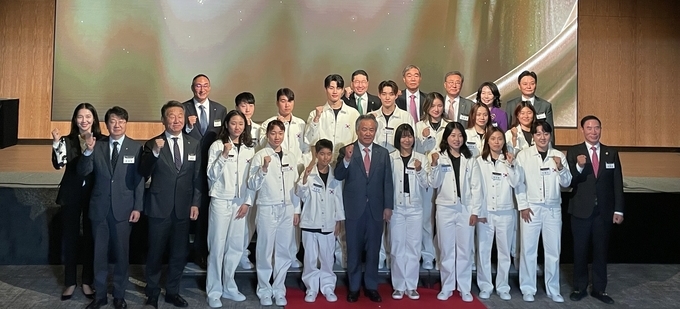 30일 서울특별시 송파구 잠실 롯데호텔에서 열린 2022 항저우 아시안게임 대한민국 선수단 격려 행사 ‘고마워요, 팀 코리아'에 참석한 대한민국 선수단과 대한체육회, 시도체육회 관계자들이 기념사진을 찍고 있다. (사진=경기도체육회 제공)