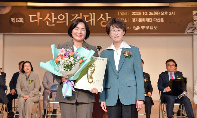 윤순옥 양평군의회 의장이 제5회 다산의정대상을 수상하고 있다. (사진=양평군의회 제공)
