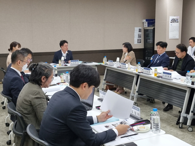 지난 26일 경기도의료원 본부 회의실에서 ‘경기도의료원 6개 병원 운영정상화 TF 위원회’ 제8차 회의가 열리고 있다. (사진=경기도의회 제공)