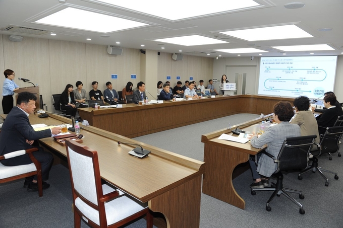 수원시 적극행정위원회가 올해 하반기 적극행정 경진대회 우수사례 선발을 위한 심의를 진행하고 있다.