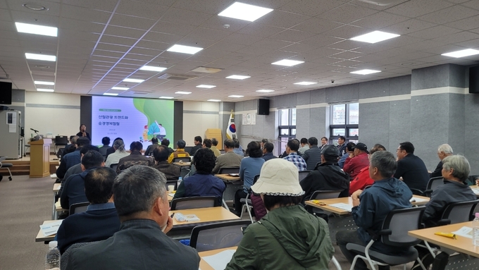 가평군 산림과가 2023년 전문 임업인 산림소득 교육을 실시하고 있다. (사진=가평군 제공)