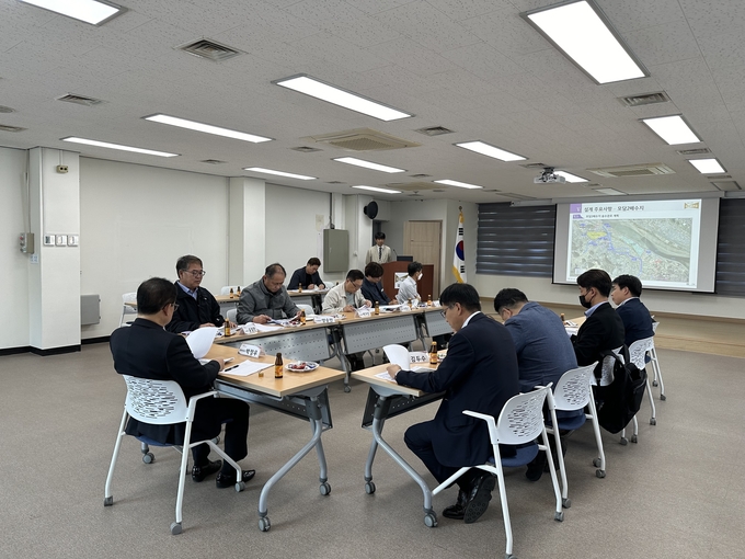  김포시맑은물사업소가 지난 30일 제2정수장 및 모담2배수지 기본 및 실시설계용역 중간보고회를 개최하고 있다. (사진=김포시 제공)
