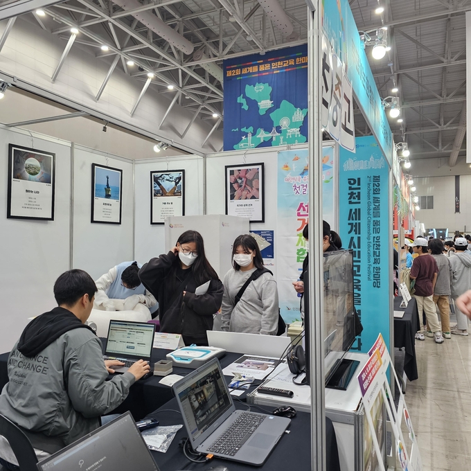 행사에 참여한 학생들이 부스를 둘러보고 있다. ( 사진=인천시선관위 제공 )