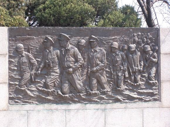 인천 중구 자유공원 맥아더 동상 후면 부조물 모습. ( 사진 = 인천시 제공 )