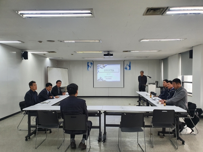동절기 도시가스 사고저감 방안에 협의 중인 삼천리 및 코원에너지서비스 관계자. (사진=한국가스안전공사 경기광역본부 제공)