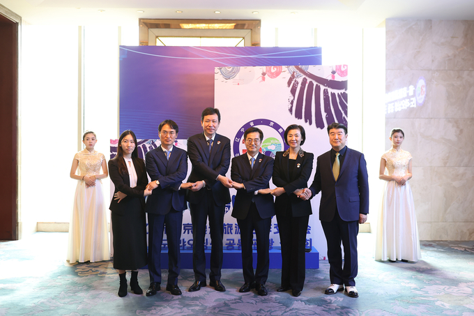 31일 오전 랴오닝성 선양시 샹그릴라호텔에서 열린 경기도-랴오닝성 관광협력 교류회에서 김동연 경기도지사와 조원용 경기관광공사 사장, 진궈웨이(靳國衛) 랴오닝성 부성장 등 참석자들이 기념촬영을 하고 있다. (사진=경기도 제공)