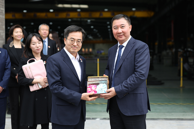 31일 중국 산업용 로봇·자동화 기업인 시아순(SIASUN, 新松機器人)을 방문한 김동연 경기도지사가 장진 시아순 대표와 기념품 교환을 하고 기념촬영을 하고 있다. (사진=경기도 제공)