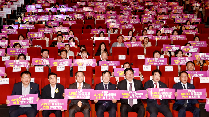 유정복 인천시장이 지난 18일 열린 '제17회 인천광역시 보육인대회'에 참가해 2025 APEC 정상회의 인천유치 퍼포먼스를 하고 있다. ( 사진 = 인천시 제공 )