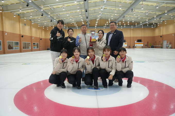 31일 의정부컬링경기장에서 열린 제1회 경기도의장배 전국컬링대회 여자 15세 이하부에서 우승을 차지한 의정부 회룡중 컬링팀이 최종길 경기도컬링연맹 회장(뒷줄 가운데), 코칭스태프 등과 기념사진을 찍고 있다. (사진=경기도컬링연맹 제공)