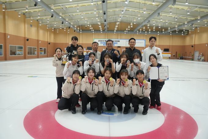 31일 의정부컬링경기장에서 열린 제1회 경기도의장배 전국컬링대회 여자 15세 이하부에서 1위와 2위를 차지한 의정부 회룡중과 의정부 민락중 선수들이 최종길 경기도컬링연맹 회장(뒷줄 가운데), 코칭스태프 등과 기념사진을 찍고 있다. (사진=경기도컬링연맹 제공)