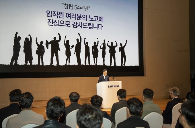 삼성전자 창립 54주년 기념식에서 기념사를 진행 중인 한종희 대표이사 부회장. (사진=삼성전자 제공)
