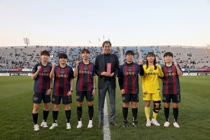 10월 29일 수원종합운동장에서 열린 하나원큐 K리그1 2023 35라운드(파이널B) 수원FC와 FC서울의 경기에서 수원FC 여성 아마추어 축구팀 선수들이 퀸컵(K-WIN CUP) 준우승 트로피를 최순호 수원FC 단장(가운데)에게 전달한 뒤 기념사진을 찍고 있다. (사진=수원FC 제공)