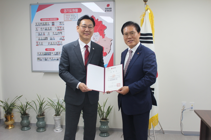 김대남 예비후보(왼쪽)가 임명장을 들고 있다. (사진=김대남 예비후보 측 제공)