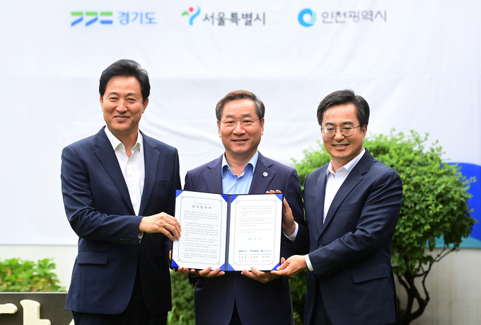 오세훈 서울시장(왼쪽부터)과 김동연 경기도지사, 유정복 인천시장이 지난 7월 '수도권 3자 협의체 업무협약'을 맺고 기념촬영을 하고 있다. ( 사진 = 인천시 제공 )