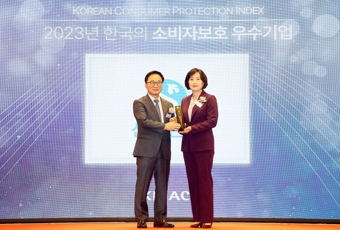 박현주 신한은행 소비자보호그룹 부행장(오른쪽)이 ‘2023년 한국의 소비자보호 우수기업’ 시상식에서 한수희 한국능률협회컨설팅 대표이사와 기념촬영을 하고 있다. (사진=신한은행 제공)
