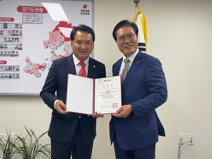 음경택 안양시의회 부의장(왼쪽)이 1일 국민의힘 경기도당에서 송석준 경기도당 위원장으로부터 임명장을 받고 있다.(사진=음경택 부의장 제공) 