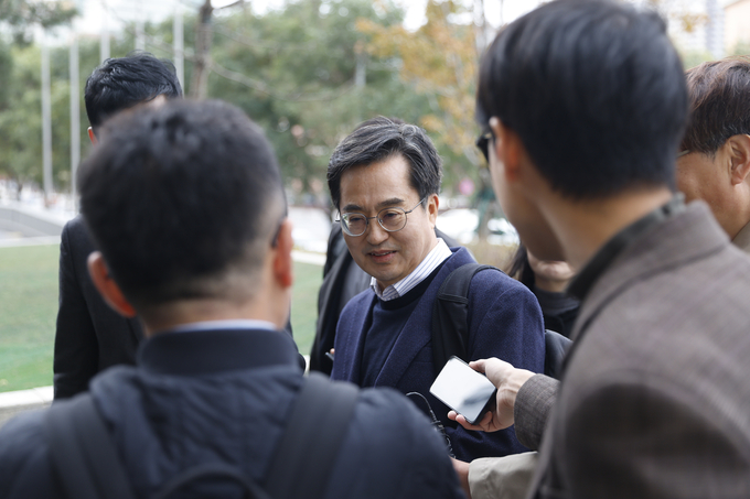 1일 중국을 방문 중인 김동연 경기도지사는 김포시의 서울 편입에 대한 동행기자단 질문에 “선거 전략으로 내세우는 것이라면 자충수가 될 것”이라고 비판했다. 사진은 이날 오전 중국 콘레드호텔에서 언론 브리핑을 하는 모습. (사진=경기도 제공)