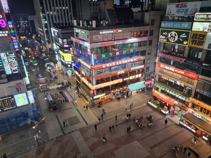 지난 31일 오후 7시쯤 인천 남동구 구월동 로데오거리는 인파가 몰리지 않았다. ( 사진 = 김민지 기자 )