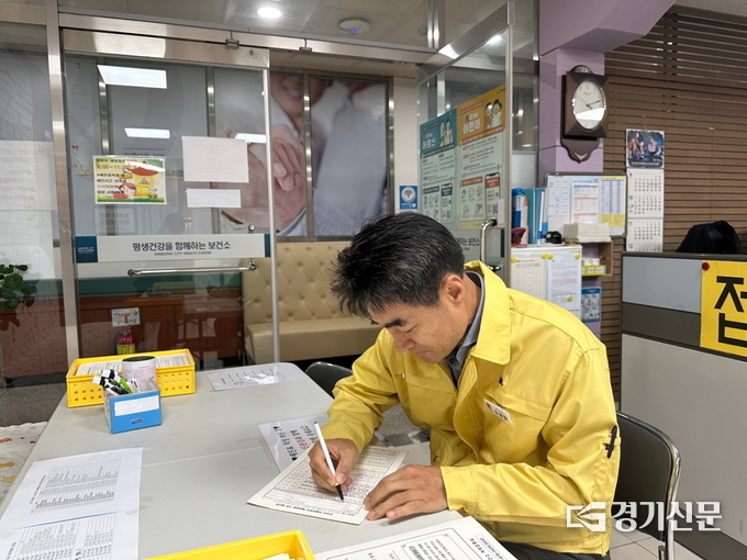 유태일 부시장이 코로나19 릴레이 접종에 참여 하고 있다. (사진=안성시 제공)
