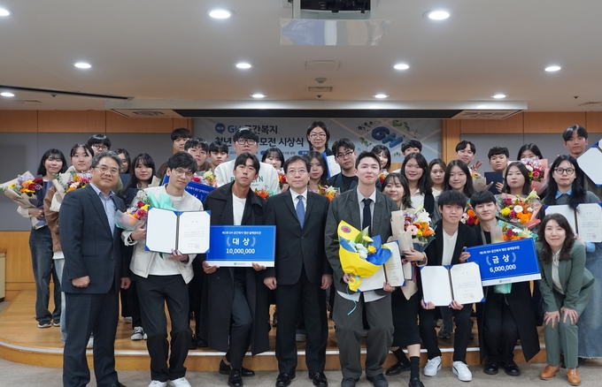 1일 경기도 수원시 경기주택도시공사 본사에서 열린 제1회 GH 공간복지 청년 설계공모전 시상식에서 수상자들이 기념촬영을 하고 있다. (사진=GH 제공)