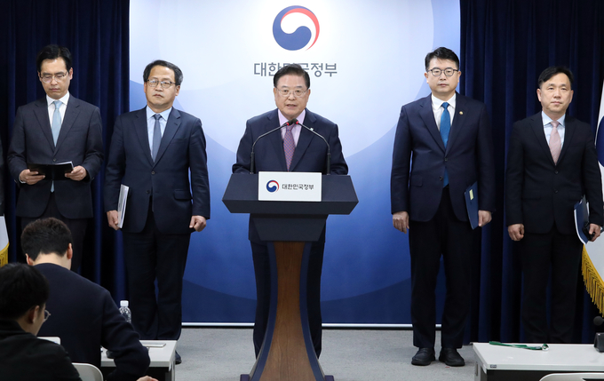우동기 대통령 직속 지방시대위원장이 31일 오후 정부서울청사에서 열린 사전브리핑에서 '윤석열 정부, 지방시대 종합계획'을 발표하고 있다. 왼쪽부터 김민재 행안부 기획조정실장, 홍두선 기획재정부 차관보, 우 위원장, 장상윤 교육부 차관, 강도현 과학기술정보통신부 정보통신정책실장. (사진=연합뉴스)