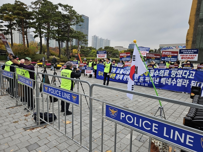 1일 오후 서울 용산 대통령실 앞에서 경기도의사회 관계자들이 집회를 열고, 정부에 필수의료 지원대책 마련을 촉구하고 있다. (사진=경기도의사회 제공)