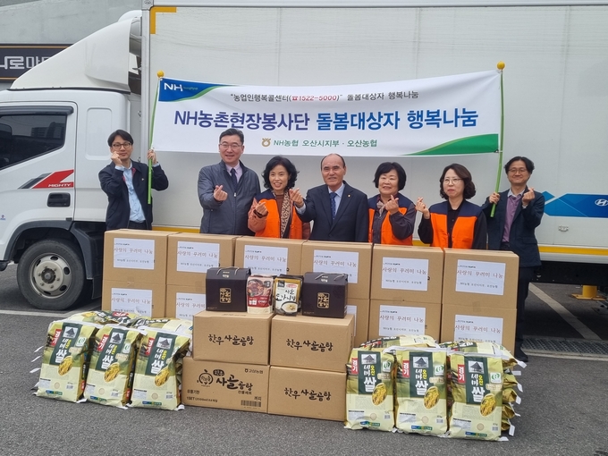 NH농협 오산시지부(유승민 지부장)와 오산농협(이기택 조합장) 등 농업인행복콜센터 직원들과 함께 기념촬영을 하고 있다. (사진=NH농협 오산시지부·오산농협 제공)