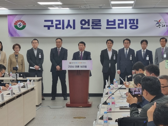 백경현 구리시장이 서울 인접한 일부 도시의 서울 편입과 관련, 시청 상황실에서 구리시의 입장을 밝히고 있다. (사진=이화우 기자)