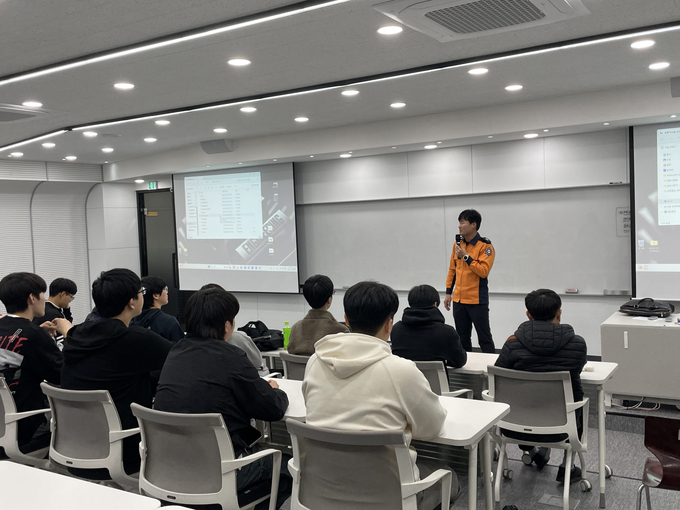 경기과학기술대학교 건축소방안전학과가 지난달 30일 교내 창조관 강의실에서 재학생들의 취업을 위한 전문가 초청 특강을 진행하고 있다. (사진=경기과학기술대학교 제공)