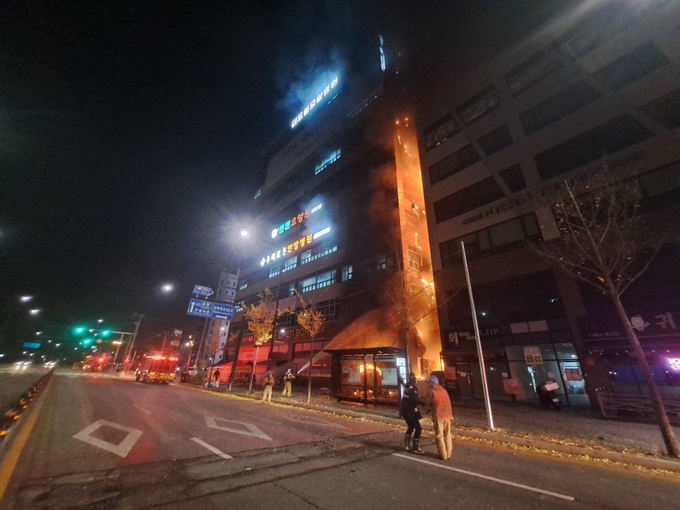  2일 의정부의 한 요양병원 건물에서 화재가 나 소방당국이 진화작업에 나선 모습. (사진=경기북부소방재난본부 제공)