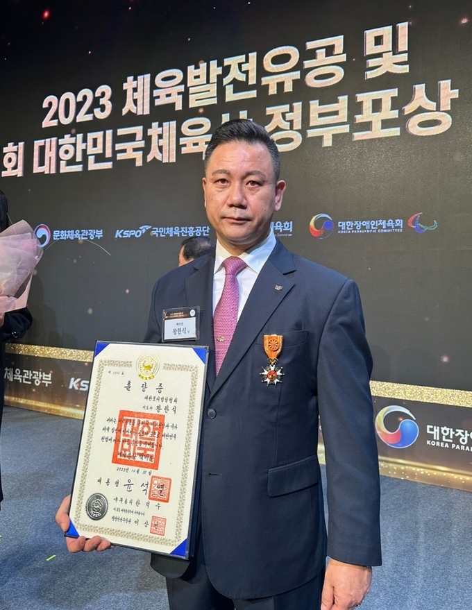 지난달 31일 열린 제61회 대한민국체육상 정부포상 전수식에서 왕한식 세종보딩빌딩협회 회장이 ‘백마장’을 수상했다. ( 사진 = 세종보디빌딩협회 제공 )