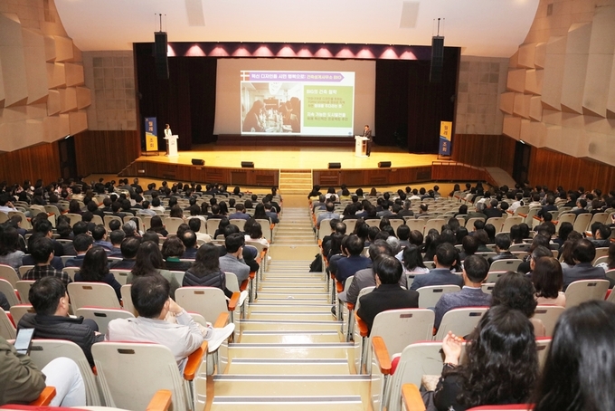최대호 안양시장이 1일 시청 강당에서 열린 월례조회에서 북유럽 3개국 행복정책을 소개하고 있다. (사진=안양시 제공)