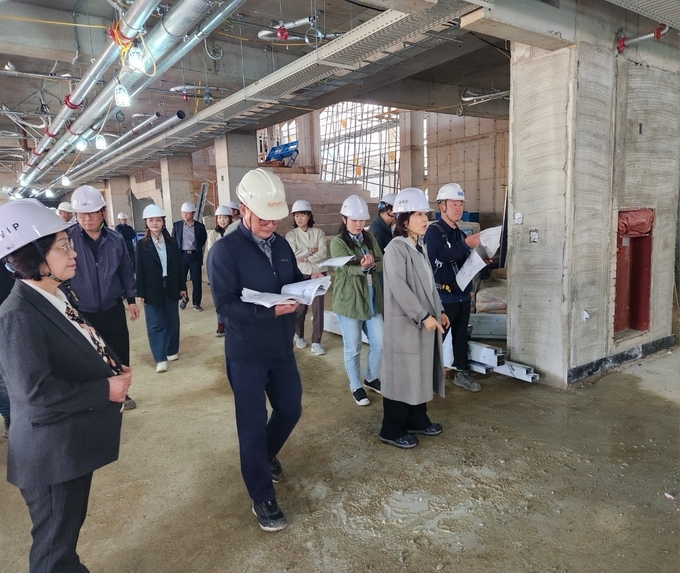 김희정 용인교육장이 2024년 3월 개교 예정인 고진초등학교와 고진중학교 공사 현장을 살펴보고 있다. (사진=용인교육지원청 제공)<br>
