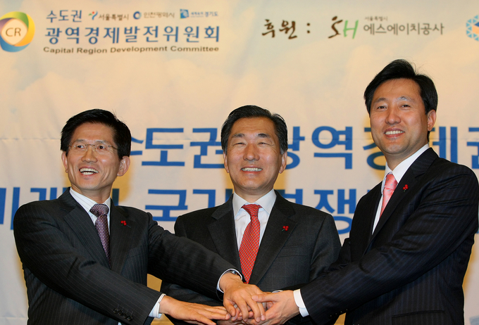 지난 2009년 12월 7일 서울 명동 은행회관에서 수도권광역경제발전위원회 주최로 열린 수도권 광역경제권, 미래의 국가경쟁력 토론회에서 오세훈 서울시장, 안상수 인천시장, 김문수 경기도지사가 수도권 광역경제권의 발전 도모를 위해 노력하기로 다짐하며 손을 맞잡고 있다. (사진=연합뉴스)