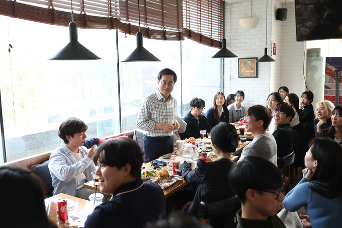 2일 중국 베이징 칭화대학교 인근 음식점에서 김동연 경기도지사가 한국유학생 32명과 간담회를 갖고 있다. (사진=경기도 제공) 