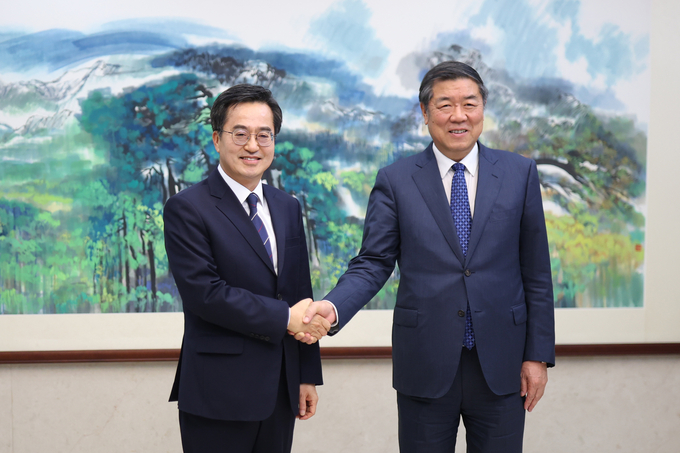 2일 저녁(현지시간) 중국을 방문중인 김동연 경기도지사가 베이징에서 허리펑(何立峰) 중국공산당 정치국위원 겸 중국 국무원 부총리를 만나 악수하고 있다. (사진=경기도 제공)