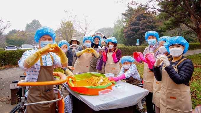 화성시농업기술센터가 ‘병원숲 치유텃밭’ 농산물로 만든 김장김치 나눔 행사를 가졌다.(화성시제공)