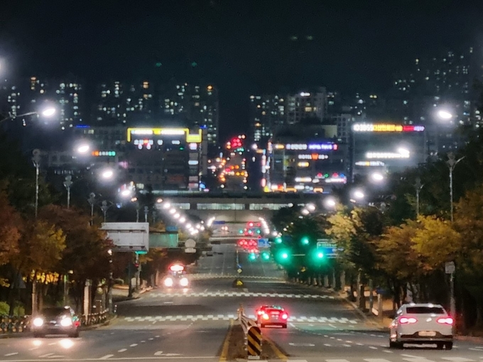 남양주시는 관내 주요 도로 및 지방도에 설치된 노후 조명시설 15개소 604개를 이달 말까지 고효율 등기구(LED)로 교체한다.(사진=남양주시 제공)