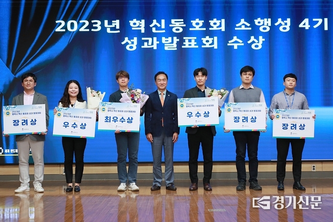 평택시는 시청 혁신동호회 '소행성 4기'의 연구 성과 발표 이후 지난 2일 시상식을 진행했다. (사진=평택시청)