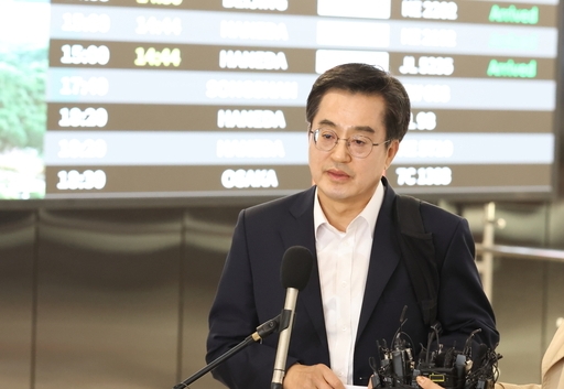 3일 중국 출장을 마치고 돌아온 김동연 경기도지사가 김포국제공항에서 언론브리핑을 하고 있다. (사진=경기도 제공)