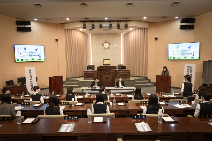 남양주시의회가 별내고등학교 사회탐구동아리(소셜럼) 학생들을 초청해 의회체험교실을 진행했다.(사진=남양주시의회 제공)