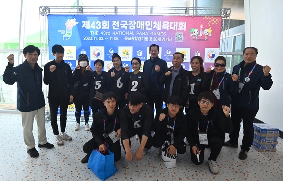 4일 전남 목포시 목포다목적체육관에서 열린 제43회 전국장애인체육대회 이틀째 여자 골볼 통합등급(선수부) 예선전 경기도와 인천광역시의 경기를 관람한 이영봉 경기도의회 문화체육관광위원장(뒷줄 오른쪽 다섯번째)과 안동광 경기도 문화체육관광국장(뒷줄 왼쪽)이 경기도 골볼 남녀선수들과 함께 기념사진을 찍고 있다. (사진=유창현 기자)