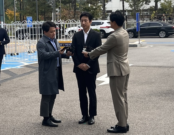 4일 인천논현경찰서에 출석한 이선균이 취재진의 질문에 답변하고 있다. ( 사진 = 김샛별 기자 )