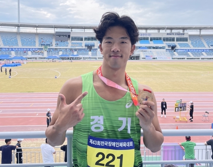 4일 전남 목포시 목포종합경기장에서 열린 제43회 전국장애인체육대회 이틀째 육상 남자 400m DB(청각)에서 우승한 공혁준(안양시청)이 기념사진을 찍고 있다. (사진=안양시청 육상팀 제공)