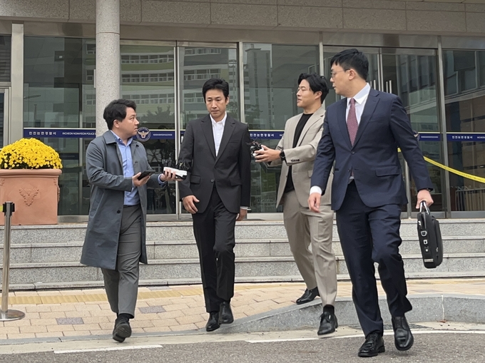 4일 인천 논현경찰서에 출석한 이선균이 경찰 조사를 받고 나오고 있다. ( 사진 = 김샛별 기자 )