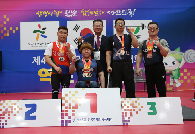 4일 전남 영암군 삼호종합문화체육센터에서 열린 제43회 전국장애인체육대회 2일째 역도 남자 65㎏급 OPEN(지체·선수부)에서 3관왕에 오른 박광열(앞줄·평택시청)이 기념사진을 찍고 있다. (사진=경기도장애인체육회 제공)