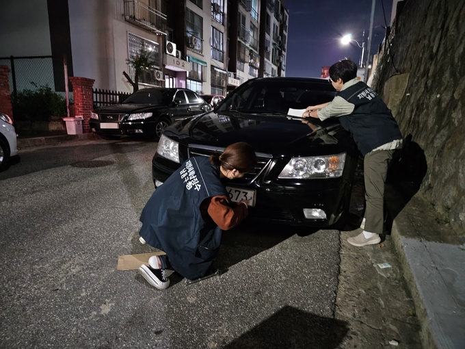지난달 남동구 통합 영치 단속반이 자동차세와 자동차 관련 과태료 체납 차량의 번호판을 영치하고 있다. ( 사진 = 남동구 제공 )