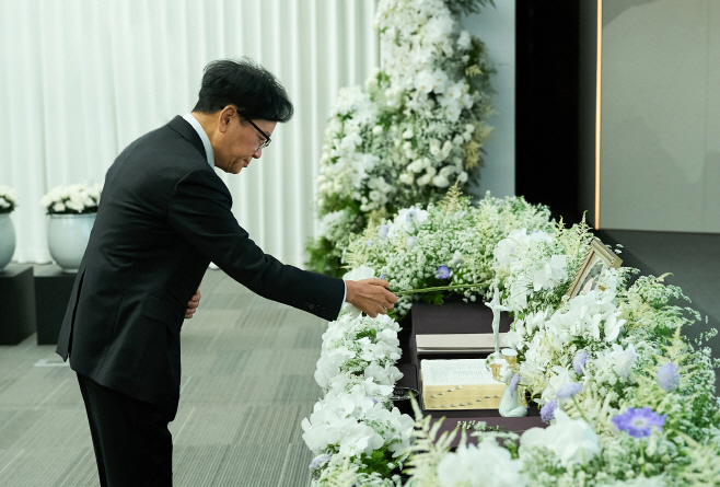 지난 3일 서울시 중구 필동 CJ인재원에서 열린 故 손복남 고문 1주기 추모식에서 CJ그룹 이재현 회장이 헌화하고 있다. (사진=CJ그룹 제공)